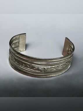 Stylish Vintage Silver Bracelet for Everyday Wear